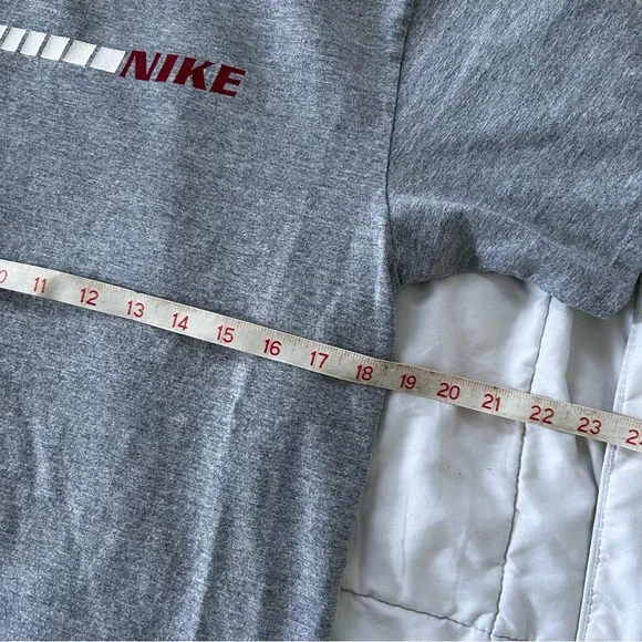 Vintage y2K Nike Gray Tee with Red Logo - Picture 5 of 6